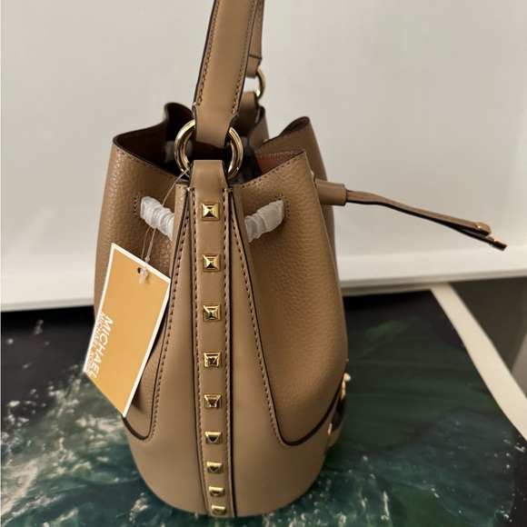 Michael Kors bucket bag - Picture 4 of 7